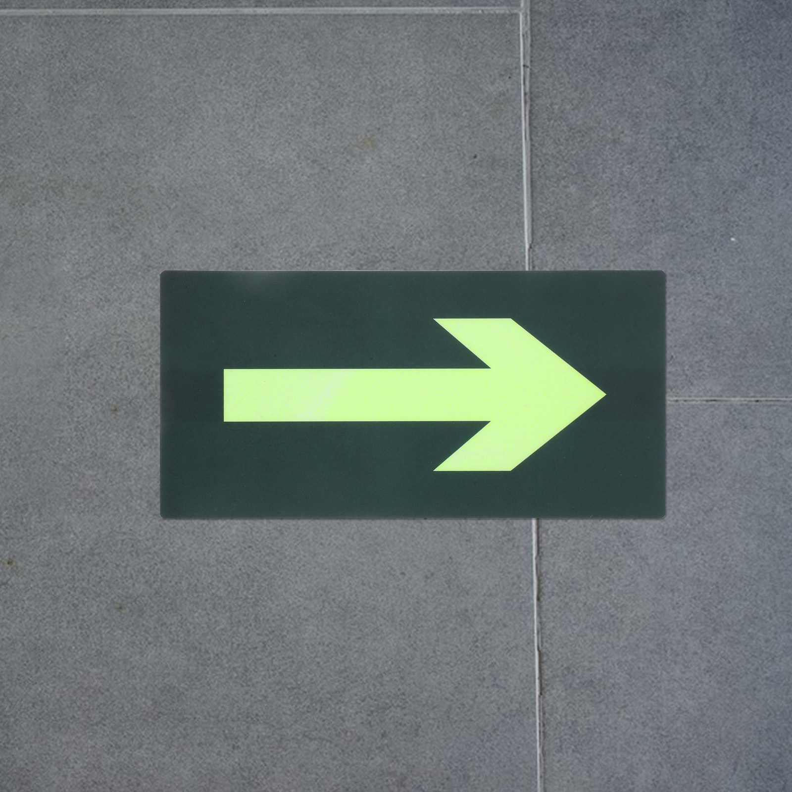 8 قطع ملصقات إرشادية للخروج في - مراجعة Emergency Exit Sign وسعره
